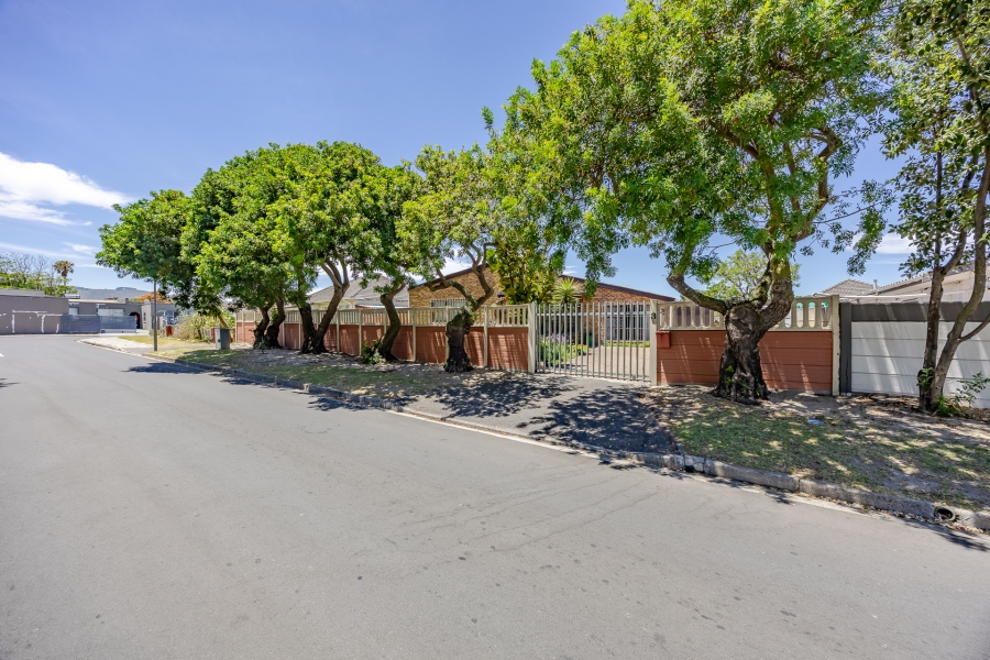 3 Bedroom Property for Sale in Bothasig Western Cape